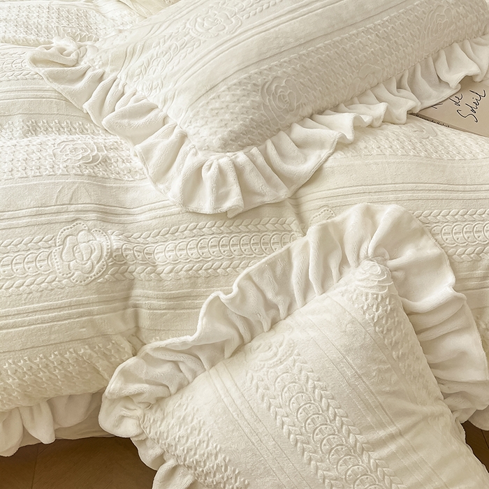 91家纺网 家纺一手货源 找家纺 琪格格纺织 2025新款全消光小清新花边款雕花牛奶绒四件套 雕花绒花边 摩尔庄园 奶昔白