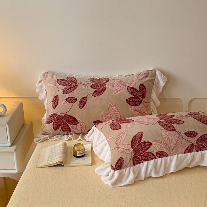 91家纺网 家纺一手货源 找家纺 琪格格纺织 2025新款全消光小清新花边款雕花牛奶绒四件套 雕花花边-秋色宜人酒红