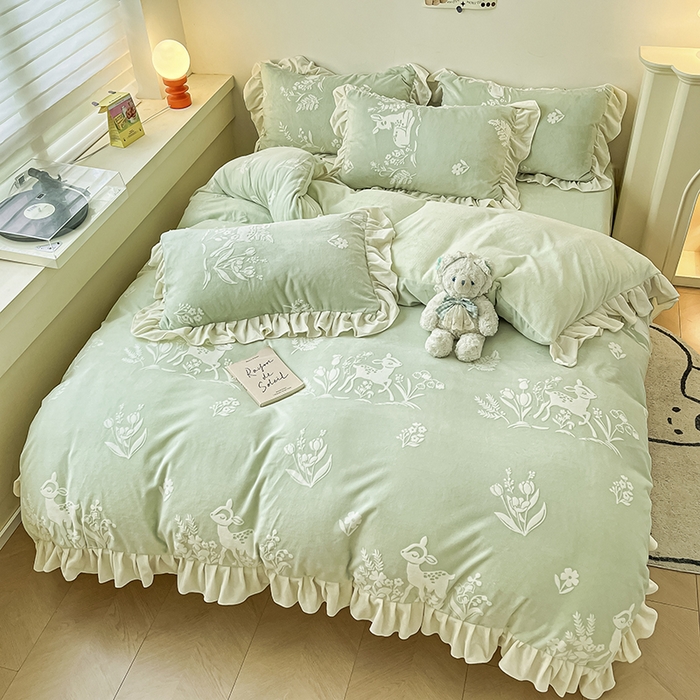 91家纺网 家纺一手货源 找家纺 琪格格纺织 2025新款全消光小清新花边款雕花牛奶绒四件套 雕花绒花边 花丛小鹿 绿