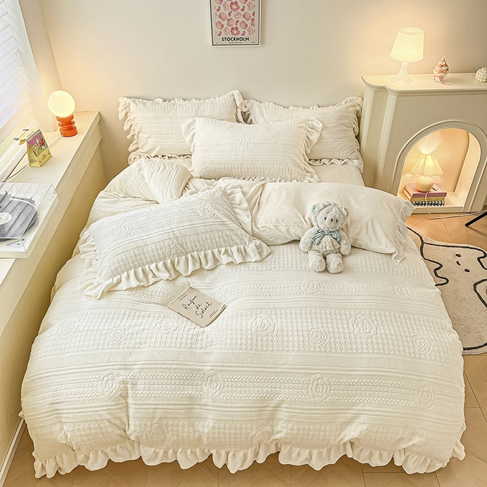 91家纺网 家纺一手货源 找家纺 琪格格纺织 2025新款全消光小清新花边款雕花牛奶绒四件套 雕花绒花边 摩尔庄园 奶昔白