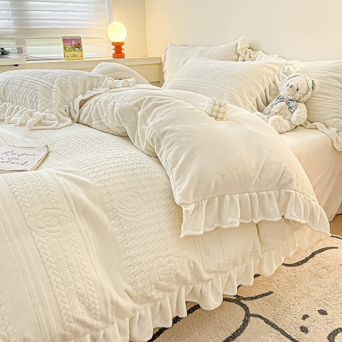 91家纺网 家纺一手货源 找家纺 琪格格纺织 2025新款全消光小清新花边款雕花牛奶绒四件套 雕花绒花边 摩尔庄园 奶昔白