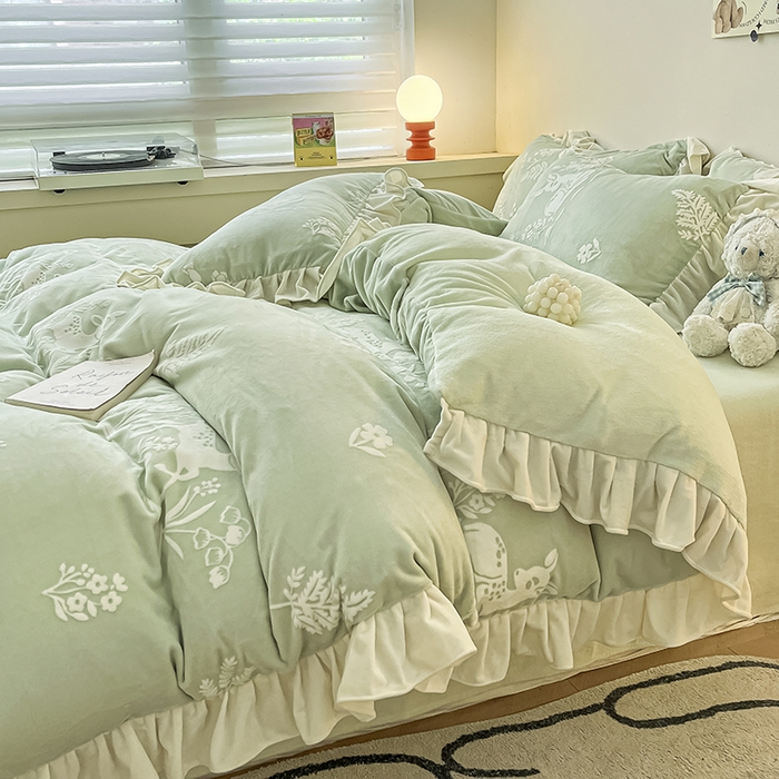 91家纺网 家纺一手货源 找家纺 琪格格纺织 2025新款全消光小清新花边款雕花牛奶绒四件套 雕花绒花边 花丛小鹿 绿