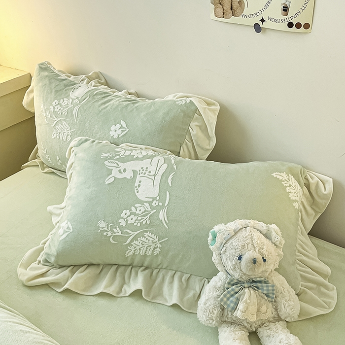 91家纺网 家纺一手货源 找家纺 琪格格纺织 2025新款全消光小清新花边款雕花牛奶绒四件套 雕花绒花边 花丛小鹿 绿