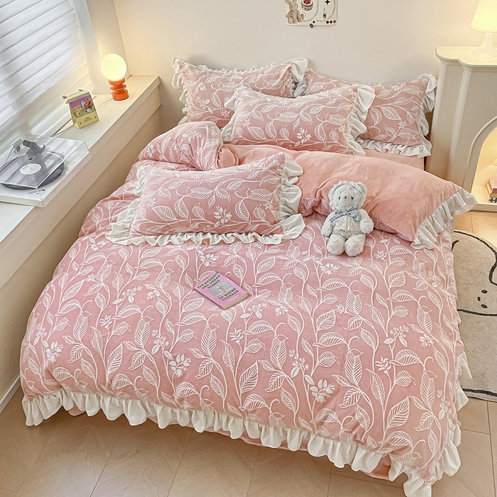 91家纺网 家纺一手货源 找家纺 琪格格纺织 2025新款全消光小清新花边款雕花牛奶绒四件套 雕花绒花边 迪娅妮 粉