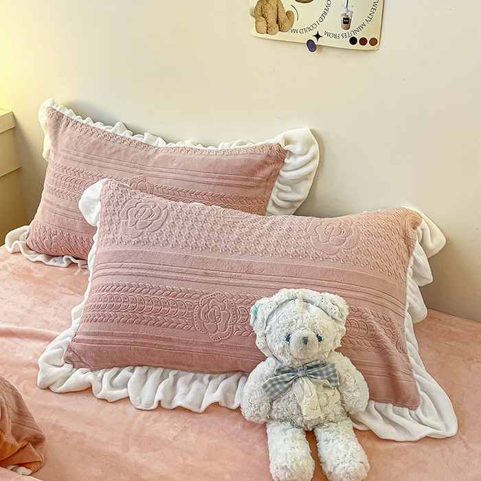 91家纺网 家纺一手货源 找家纺 琪格格纺织 2025新款全消光小清新花边款雕花牛奶绒四件套 雕花绒花边 摩尔庄园 粉玉