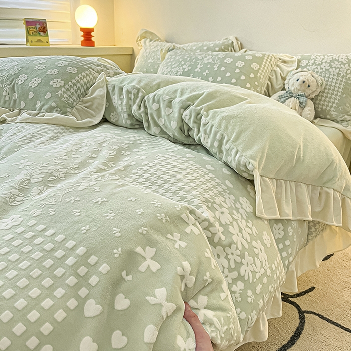 91家纺网 家纺一手货源 找家纺 琪格格纺织 2025新款全消光小清新花边款雕花牛奶绒四件套 雕花绒花边-阿芙朵绿