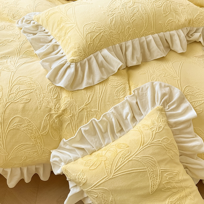 91家纺网 家纺一手货源 找家纺 琪格格纺织 2025新款全消光小清新花边款雕花牛奶绒四件套 雕花绒花边 枝枝叶叶 黄