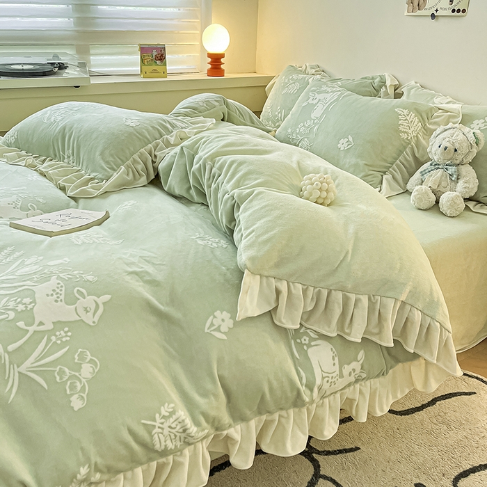 91家纺网 家纺一手货源 找家纺 琪格格纺织 2025新款全消光小清新花边款雕花牛奶绒四件套 雕花绒花边 花丛小鹿 绿