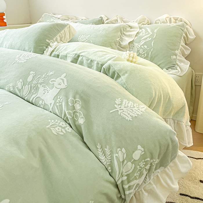 91家纺网 家纺一手货源 找家纺 琪格格纺织 2025新款全消光小清新花边款雕花牛奶绒四件套 雕花绒花边 花丛小鹿 绿