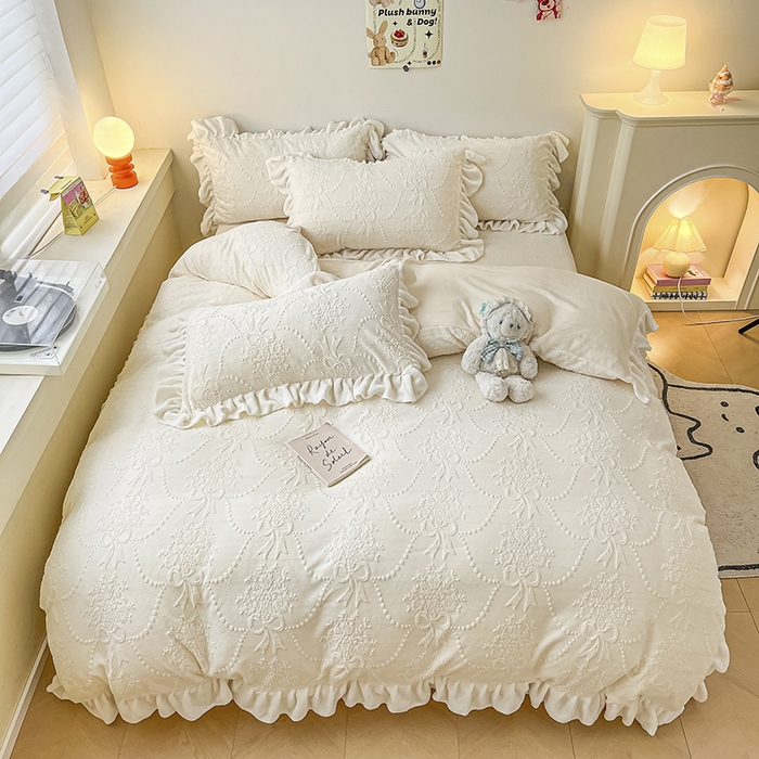 91家纺网 家纺一手货源 找家纺 琪格格纺织 2025新款全消光小清新花边款雕花牛奶绒四件套 雕花绒花边 玉珠帘 奶昔白