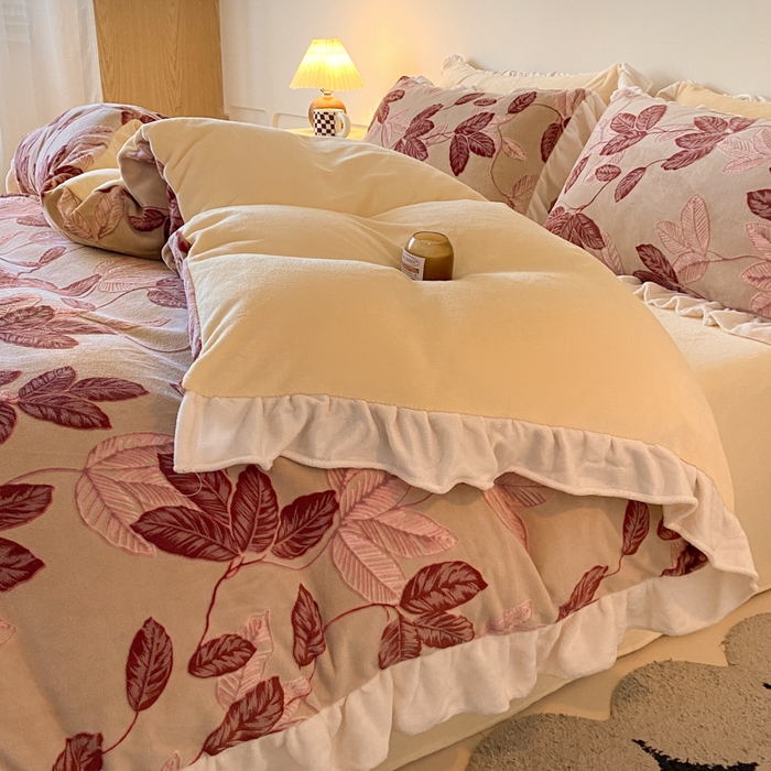 91家纺网 家纺一手货源 找家纺 琪格格纺织 2025新款全消光小清新花边款雕花牛奶绒四件套 雕花花边-秋色宜人酒红