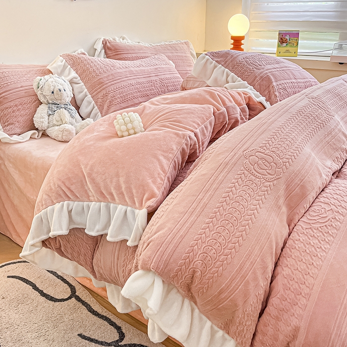 琪格格纺织 2025新款全消光小清新花边款雕花牛奶绒四件套 雕花绒花边 摩尔庄园 粉玉
