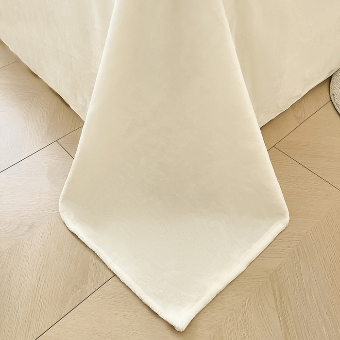 91家纺网 家纺一手货源 找家纺 琪格格纺织 2025新款全消光小清新花边款雕花牛奶绒四件套 雕花绒花边 摩尔庄园 奶昔白