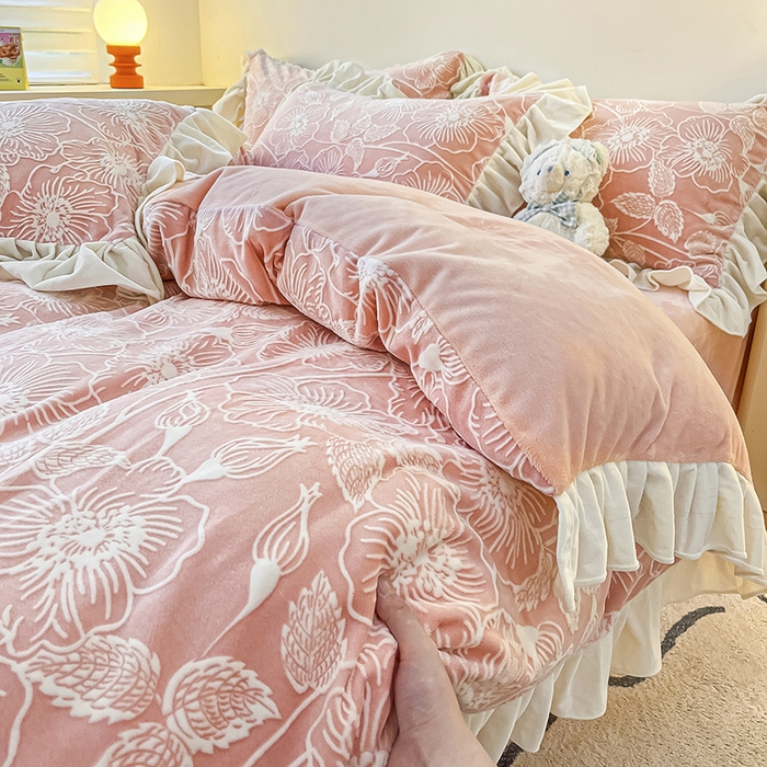 91家纺网 家纺一手货源 找家纺 琪格格纺织 2025新款全消光小清新花边款雕花牛奶绒四件套 雕花绒花边 安妮花苑 粉