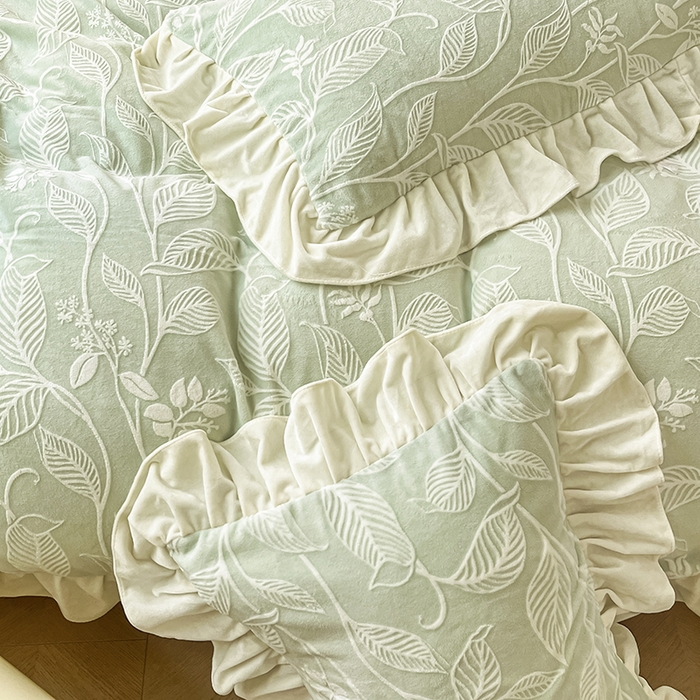 91家纺网 家纺一手货源 找家纺 琪格格纺织 2025新款全消光小清新花边款雕花牛奶绒四件套 雕花绒花边 迪娅妮 浅绿