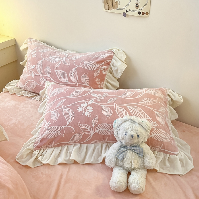 91家纺网 家纺一手货源 找家纺 琪格格纺织 2025新款全消光小清新花边款雕花牛奶绒四件套 雕花绒花边 迪娅妮 粉