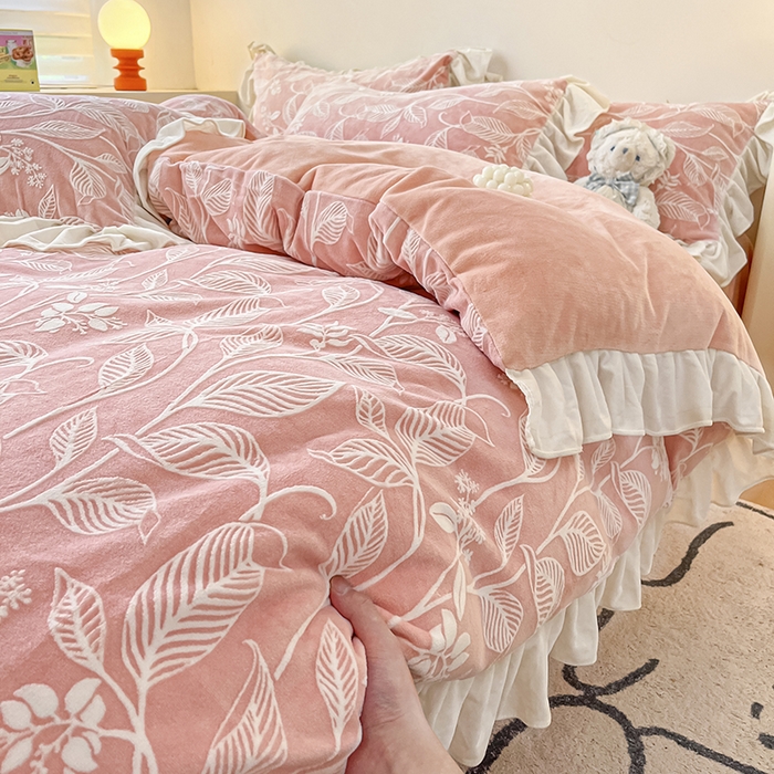 91家纺网 家纺一手货源 找家纺 琪格格纺织 2025新款全消光小清新花边款雕花牛奶绒四件套 雕花绒花边 迪娅妮 粉