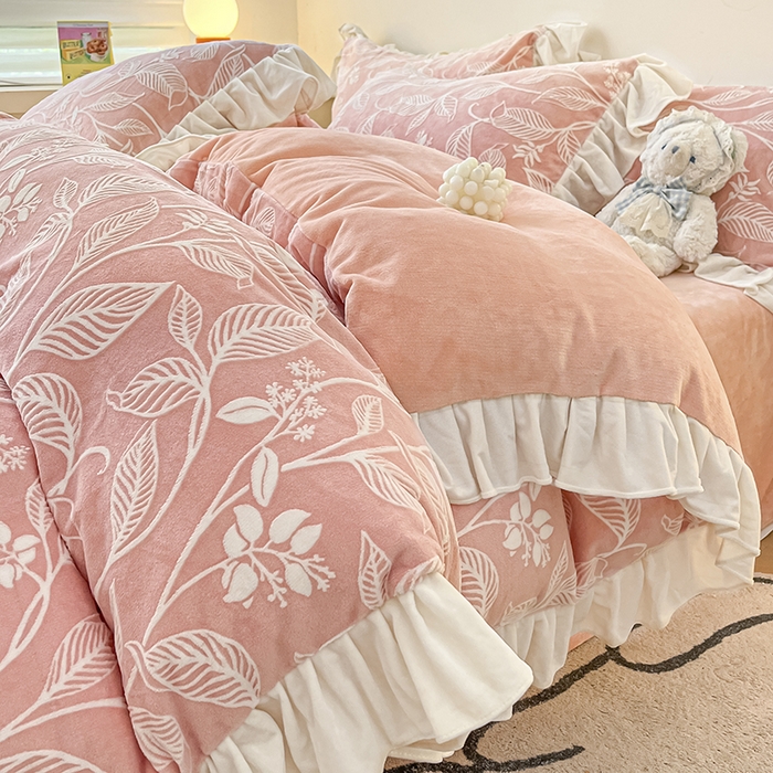 91家纺网 家纺一手货源 找家纺 琪格格纺织 2025新款全消光小清新花边款雕花牛奶绒四件套 雕花绒花边 迪娅妮 粉