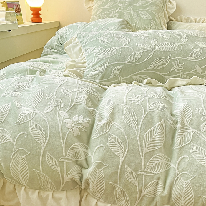 91家纺网 家纺一手货源 找家纺 琪格格纺织 2025新款全消光小清新花边款雕花牛奶绒四件套 雕花绒花边 迪娅妮 浅绿