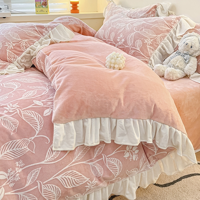 91家纺网 家纺一手货源 找家纺 琪格格纺织 2025新款全消光小清新花边款雕花牛奶绒四件套 雕花绒花边 迪娅妮 粉