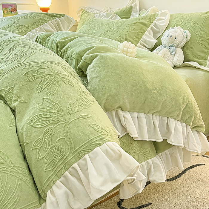 91家纺网 家纺一手货源 找家纺 琪格格纺织 2025新款全消光小清新花边款雕花牛奶绒四件套 雕花绒花边 枝枝叶叶 浅绿