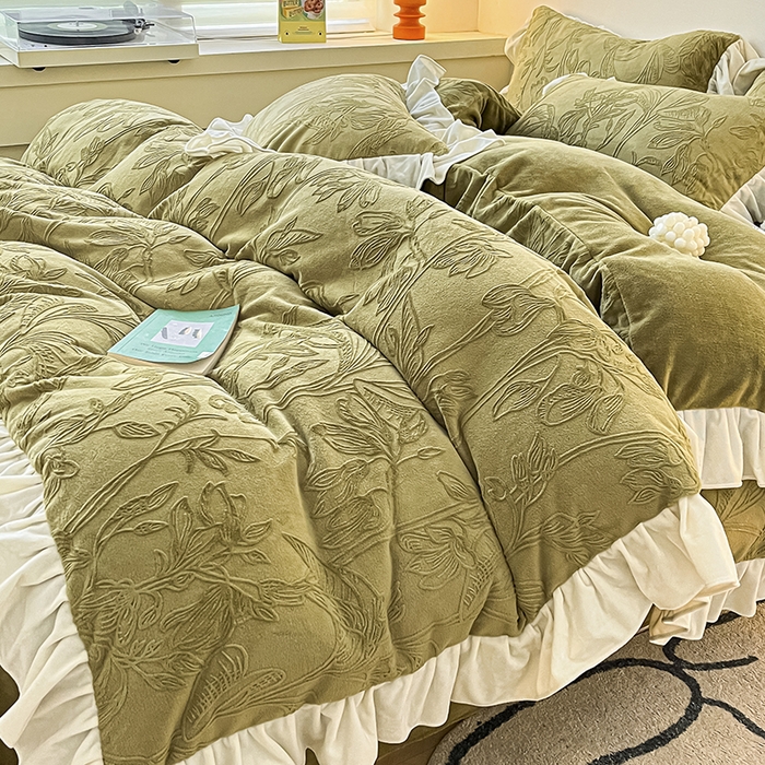 91家纺网 家纺一手货源 找家纺 琪格格纺织 2025新款全消光小清新花边款雕花牛奶绒四件套 雕花绒花边 枝枝叶叶 海棠绿