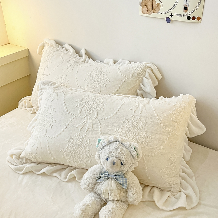 91家纺网 家纺一手货源 找家纺 琪格格纺织 2025新款全消光小清新花边款雕花牛奶绒四件套 雕花绒花边 玉珠帘 奶昔白