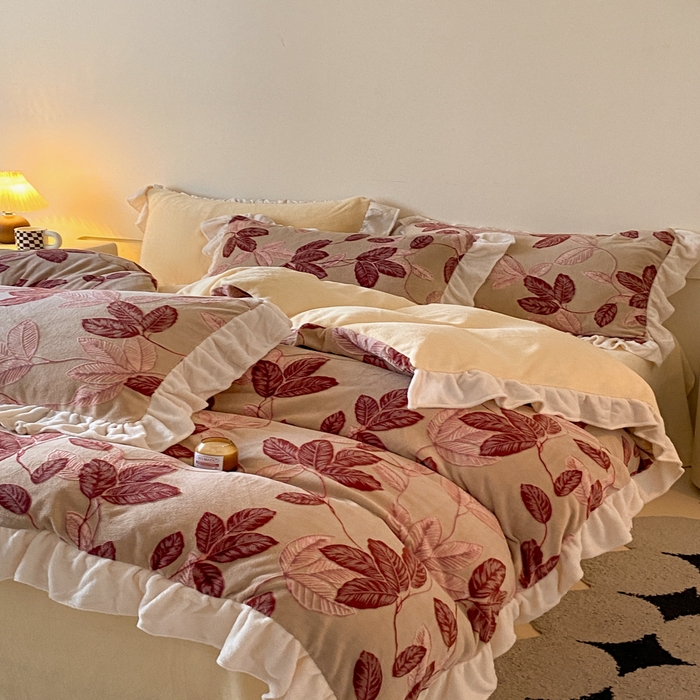 91家纺网 家纺一手货源 找家纺 琪格格纺织 2025新款全消光小清新花边款雕花牛奶绒四件套 雕花花边-秋色宜人酒红