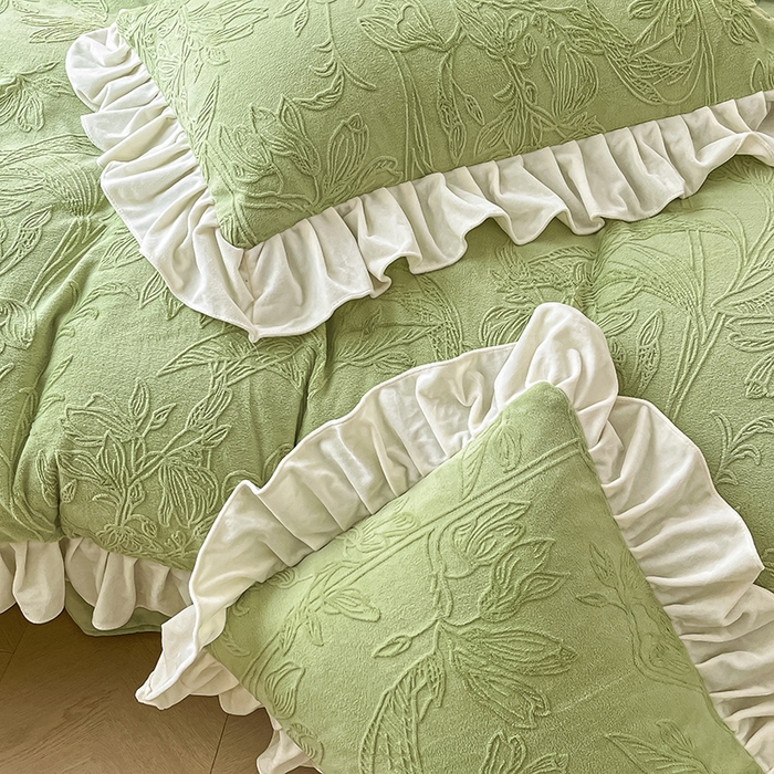 91家纺网 家纺一手货源 找家纺 琪格格纺织 2025新款全消光小清新花边款雕花牛奶绒四件套 雕花绒花边 枝枝叶叶 浅绿