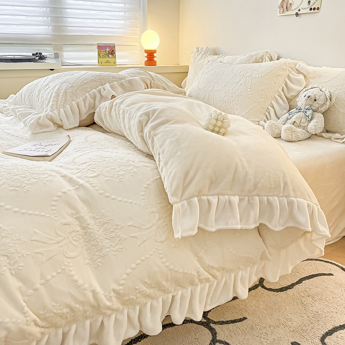 91家纺网 家纺一手货源 找家纺 琪格格纺织 2025新款全消光小清新花边款雕花牛奶绒四件套 雕花绒花边 玉珠帘 奶昔白