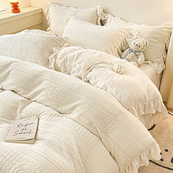 91家纺网 家纺一手货源 找家纺 琪格格纺织 2025新款全消光小清新花边款雕花牛奶绒四件套 雕花绒花边 摩尔庄园 奶昔白