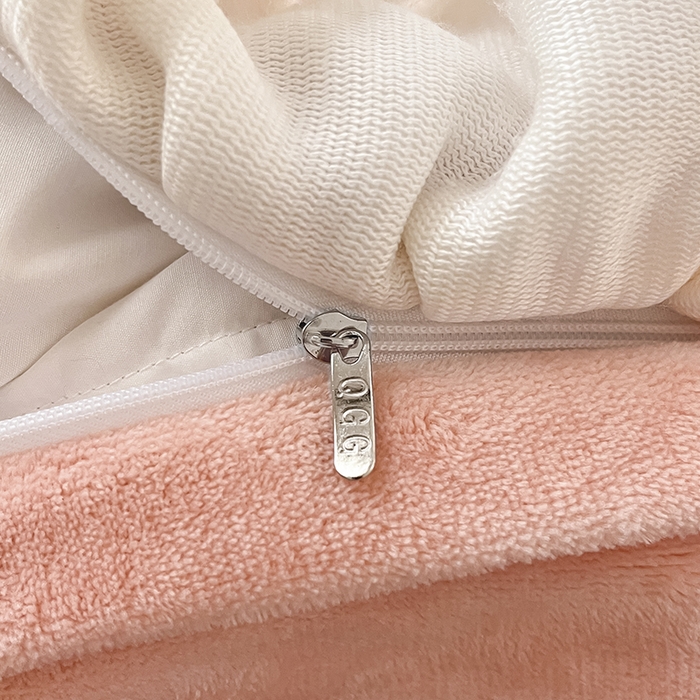 91家纺网 家纺一手货源 找家纺 琪格格纺织 2025新款全消光小清新花边款雕花牛奶绒四件套 雕花绒花边 摩尔庄园 粉玉