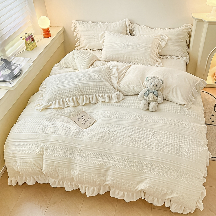 91家纺网 家纺一手货源 找家纺 琪格格纺织 2025新款全消光小清新花边款雕花牛奶绒四件套 雕花绒花边 摩尔庄园 奶昔白