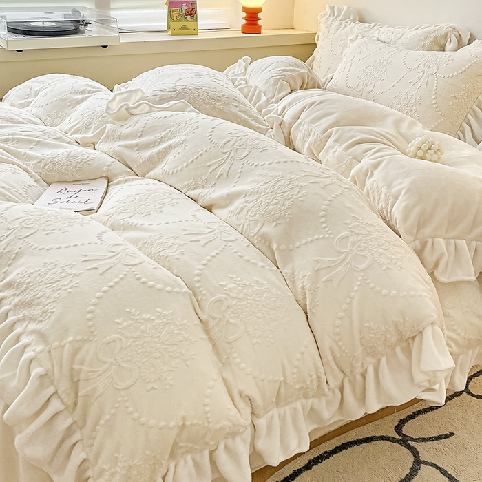 91家纺网 家纺一手货源 找家纺 琪格格纺织 2025新款全消光小清新花边款雕花牛奶绒四件套 雕花绒花边 玉珠帘 奶昔白