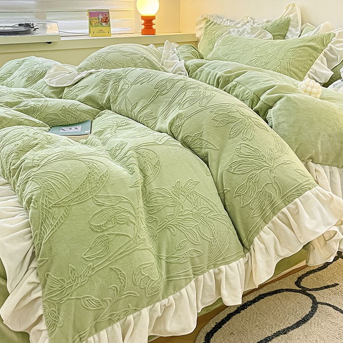 91家纺网 家纺一手货源 找家纺 琪格格纺织 2025新款全消光小清新花边款雕花牛奶绒四件套 雕花绒花边 枝枝叶叶 浅绿