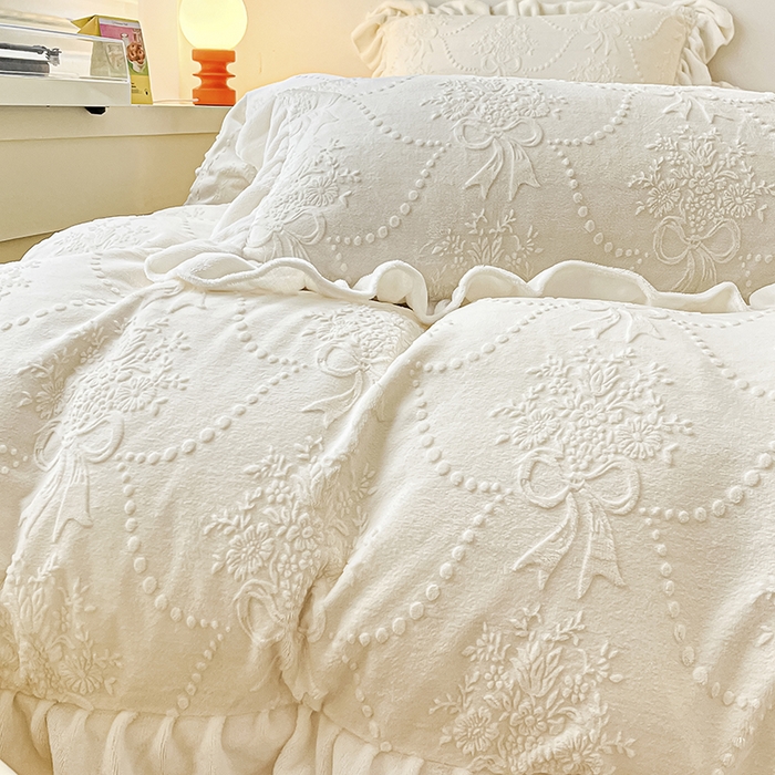 91家纺网 家纺一手货源 找家纺 琪格格纺织 2025新款全消光小清新花边款雕花牛奶绒四件套 雕花绒花边 玉珠帘 奶昔白