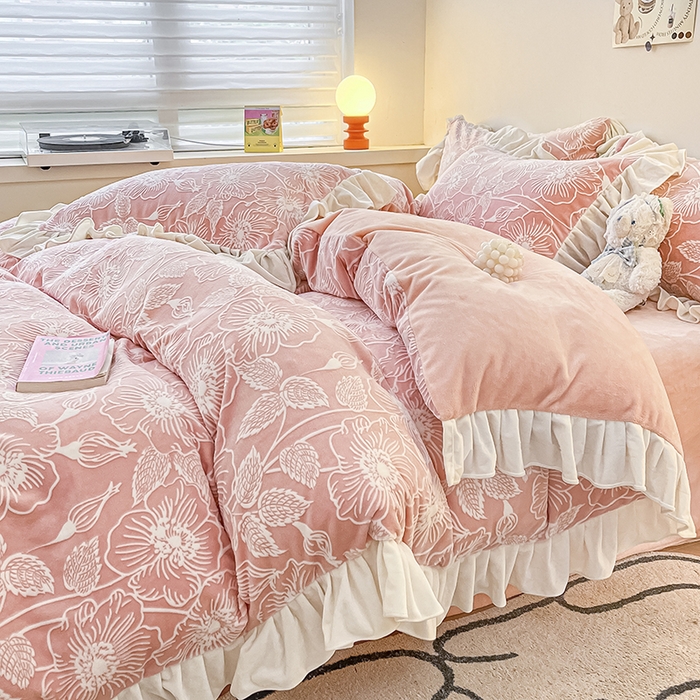 91家纺网 家纺一手货源 找家纺 琪格格纺织 2025新款全消光小清新花边款雕花牛奶绒四件套 雕花绒花边 安妮花苑 粉