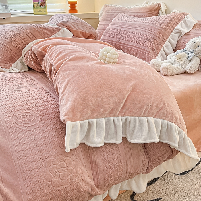 91家纺网 家纺一手货源 找家纺 琪格格纺织 2025新款全消光小清新花边款雕花牛奶绒四件套 雕花绒花边 摩尔庄园 粉玉