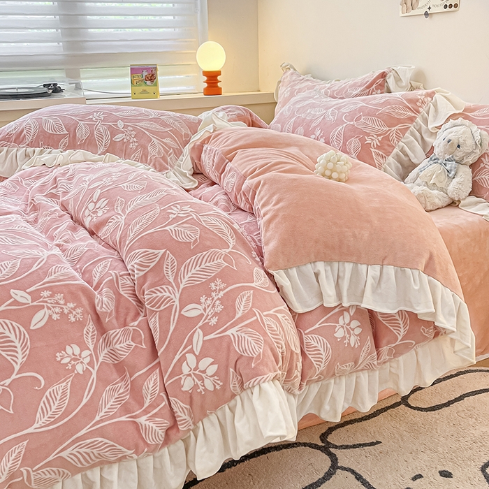 91家纺网 家纺一手货源 找家纺 琪格格纺织 2025新款全消光小清新花边款雕花牛奶绒四件套 雕花绒花边 迪娅妮 粉