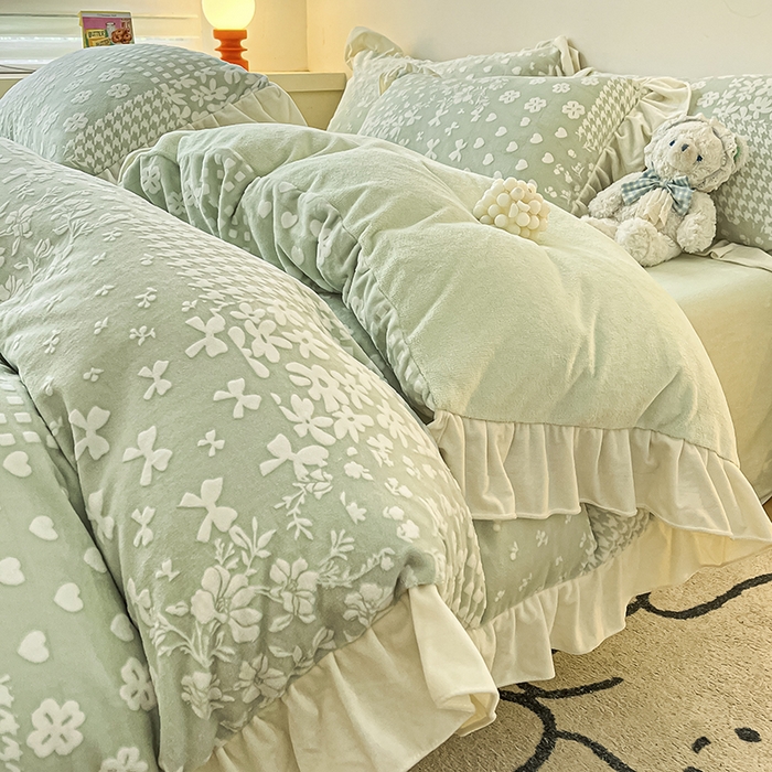 91家纺网 家纺一手货源 找家纺 琪格格纺织 2025新款全消光小清新花边款雕花牛奶绒四件套 雕花绒花边-阿芙朵绿