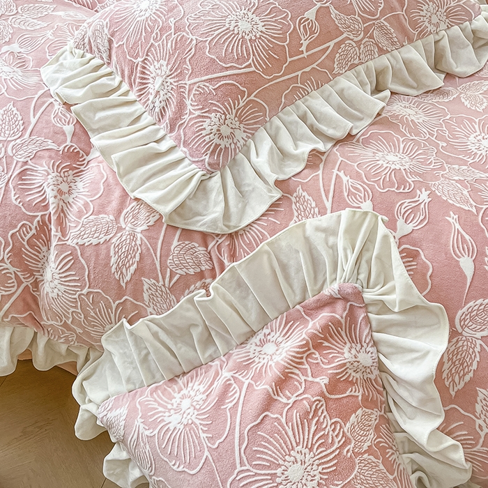 91家纺网 家纺一手货源 找家纺 琪格格纺织 2025新款全消光小清新花边款雕花牛奶绒四件套 雕花绒花边 安妮花苑 粉