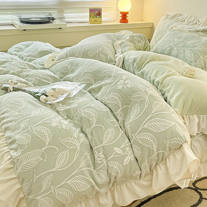 91家纺网 家纺一手货源 找家纺 琪格格纺织 2025新款全消光小清新花边款雕花牛奶绒四件套 雕花绒花边 迪娅妮 浅绿