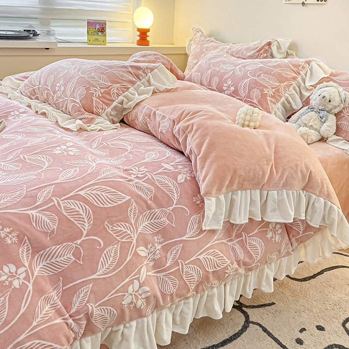 91家纺网 家纺一手货源 找家纺 琪格格纺织 2025新款全消光小清新花边款雕花牛奶绒四件套 雕花绒花边 迪娅妮 粉