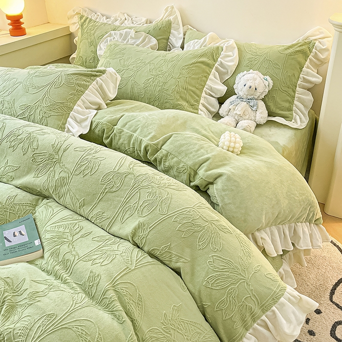 91家纺网 家纺一手货源 找家纺 琪格格纺织 2025新款全消光小清新花边款雕花牛奶绒四件套 雕花绒花边 枝枝叶叶 浅绿