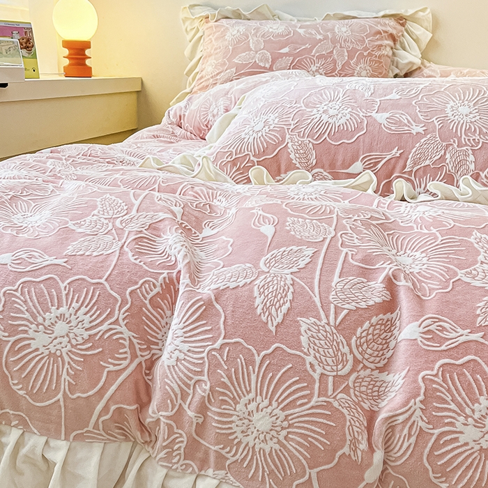 91家纺网 家纺一手货源 找家纺 琪格格纺织 2025新款全消光小清新花边款雕花牛奶绒四件套 雕花绒花边 安妮花苑 粉