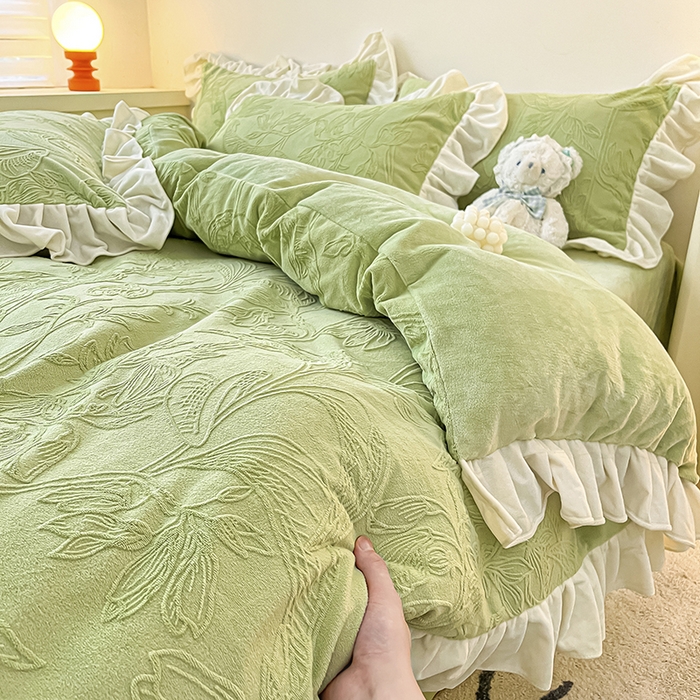 91家纺网 家纺一手货源 找家纺 琪格格纺织 2025新款全消光小清新花边款雕花牛奶绒四件套 雕花绒花边 枝枝叶叶 浅绿