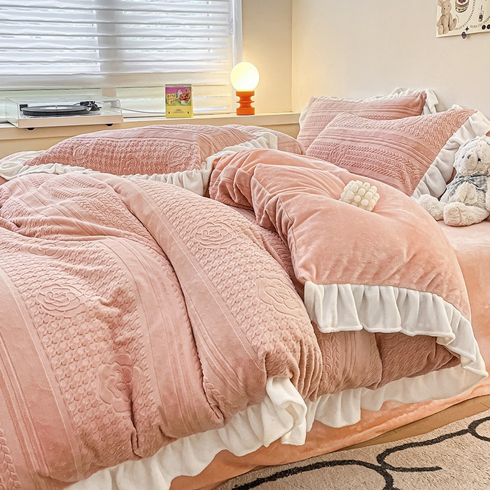 91家纺网 家纺一手货源 找家纺 琪格格纺织 2025新款全消光小清新花边款雕花牛奶绒四件套 雕花绒花边 摩尔庄园 粉玉