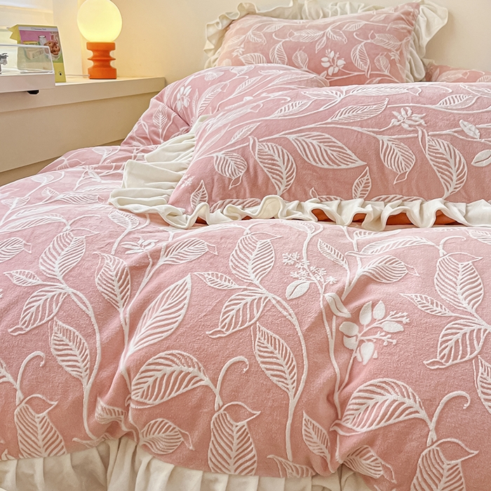 91家纺网 家纺一手货源 找家纺 琪格格纺织 2025新款全消光小清新花边款雕花牛奶绒四件套 雕花绒花边 迪娅妮 粉