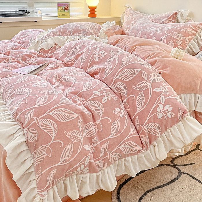 91家纺网 家纺一手货源 找家纺 琪格格纺织 2025新款全消光小清新花边款雕花牛奶绒四件套 雕花绒花边 迪娅妮 粉