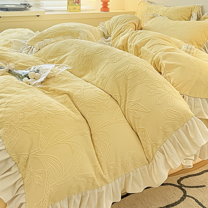 91家纺网 家纺一手货源 找家纺 琪格格纺织 2025新款全消光小清新花边款雕花牛奶绒四件套 雕花绒花边 枝枝叶叶 黄